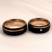 Aliança de Tungstênio Preta Com Listra Rose Lateral 8mm (FJ02-8) Aliança de Tungstênio Preta Com Listra Rose Lateral 8mm (FJ02-8)